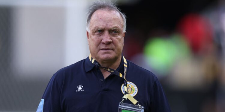Dick Advocaat não é mais técnico de Curaçao