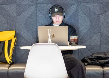 Homem mexendo no computador