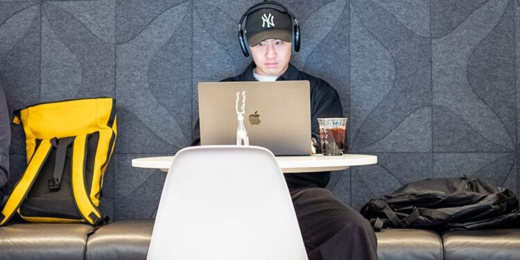 Homem mexendo no computador