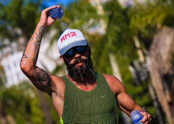 Homem praticando exerc&iacute;cios f&iacute;sicos