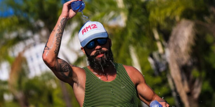 Homem praticando exercícios físicos