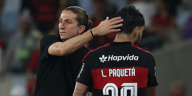 Filipe Luis e Paquetá durante jogo do Flamengo