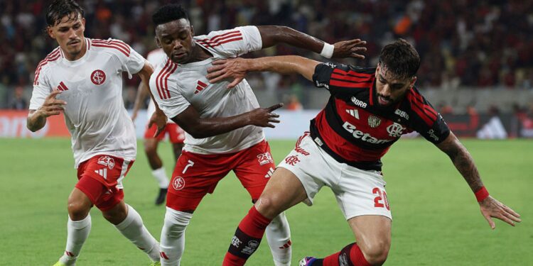 Lance do jogo entre Flamengo e Internacional