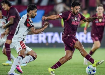 Lance do jogo entre Lanús e Flamengo