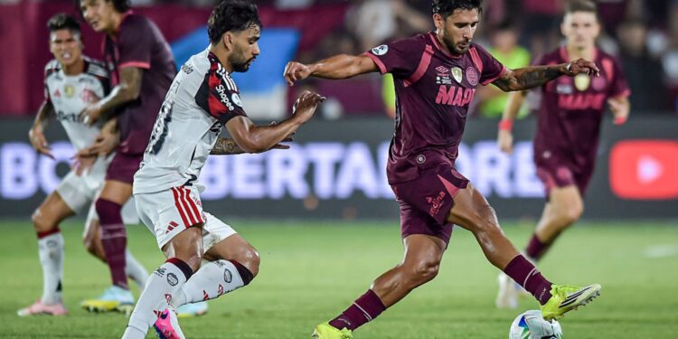 Lance do jogo entre Lanús e Flamengo