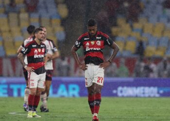 Jogadores do Flamengo lamentando