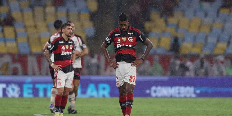 Jogadores do Flamengo lamentando