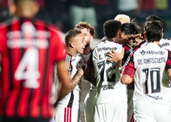 Jogadores do Flamengo comemorando gol contra o Vitória