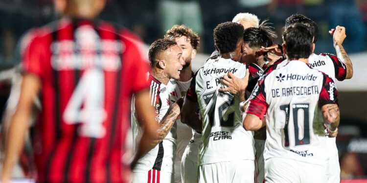 Jogadores do Flamengo comemorando gol contra o Vitória