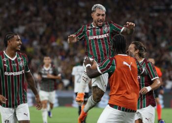 Jogadores do Fluminense comemorando gol