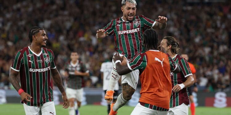 Jogadores do Fluminense comemorando gol
