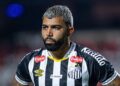 Gabigol durante jogo contra o São Paulo