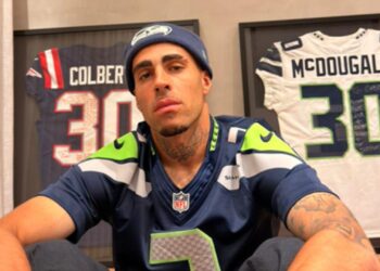 Gabriel Girotto com uniforme dos Seahawks