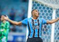 Carlos Vinícius comemorando gol pelo Grêmio