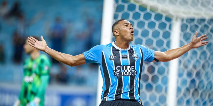 Carlos Vinícius comemorando gol pelo Grêmio