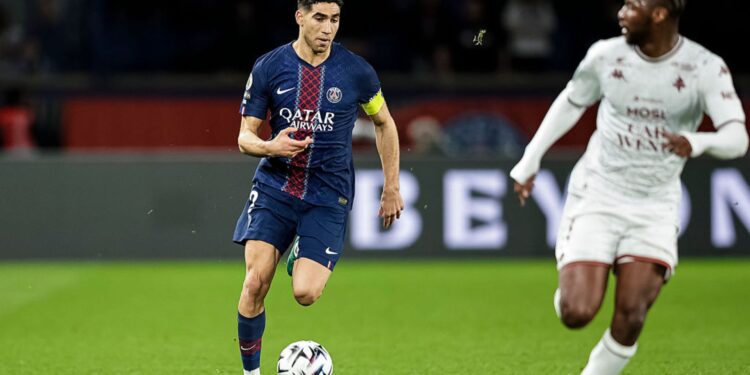 Hakimi durante jogo do PSG