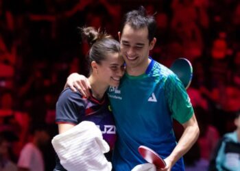Hugo Calderano e Bruna Takahashi comemoram título no Singapore Smash