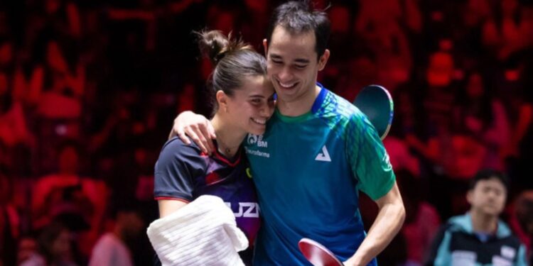 Hugo Calderano e Bruna Takahashi comemoram título no Singapore Smash