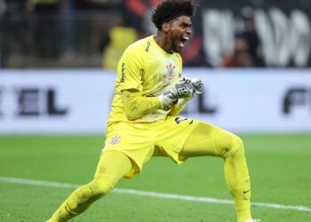 Hugo Souza comemorando pênatli defendido