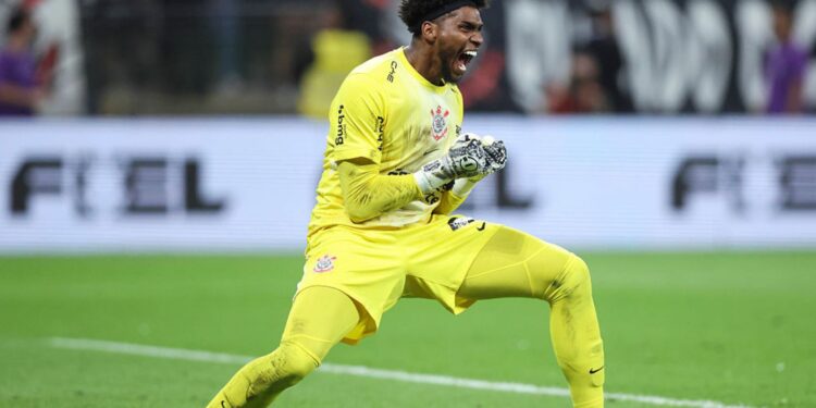 Hugo Souza comemorando pênatli defendido