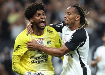 Hugo Souza comemorando pênalti defendido