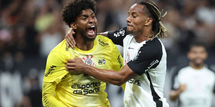 Hugo Souza comemorando pênalti defendido