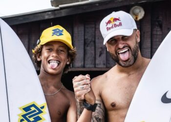 Italo Ferreira ao lado de Saymon Rocha