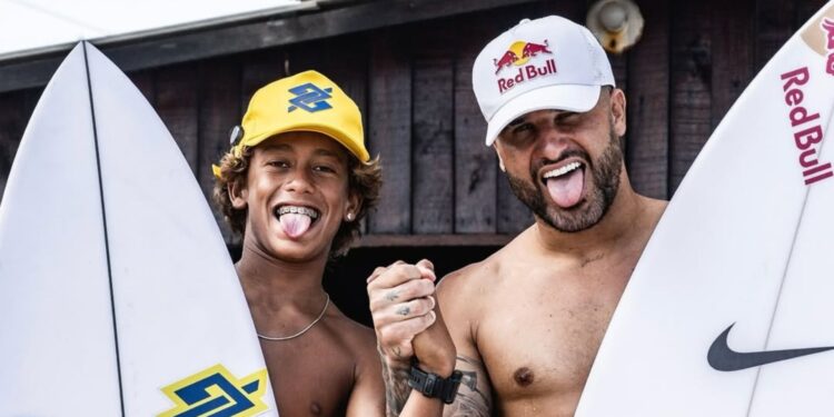 Italo Ferreira ao lado de Saymon Rocha