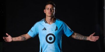 James Rodríguez com camisa do novo clube
