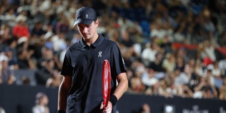 João Fonseca frustrado no Rio Open