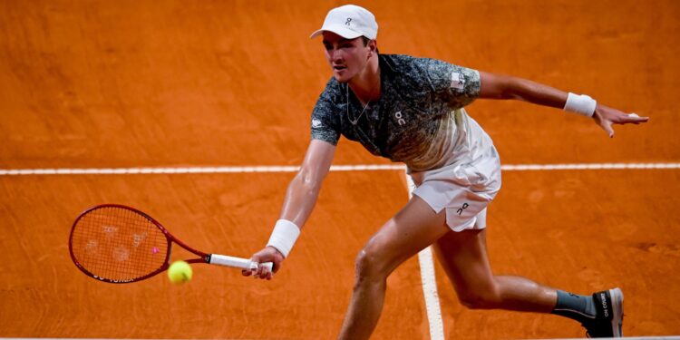 João Fonseca em ação antes de estrear no Rio Open