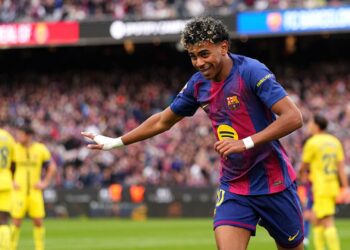 Lamine Yamal comemorando gol pelo Barcelona