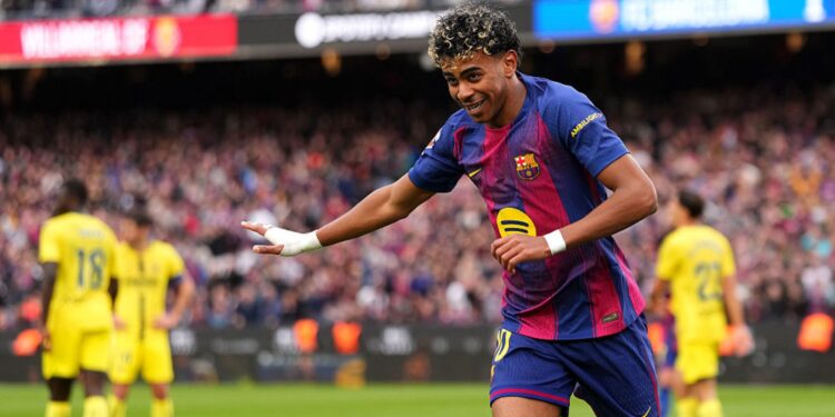 Lamine Yamal comemorando gol pelo Barcelona