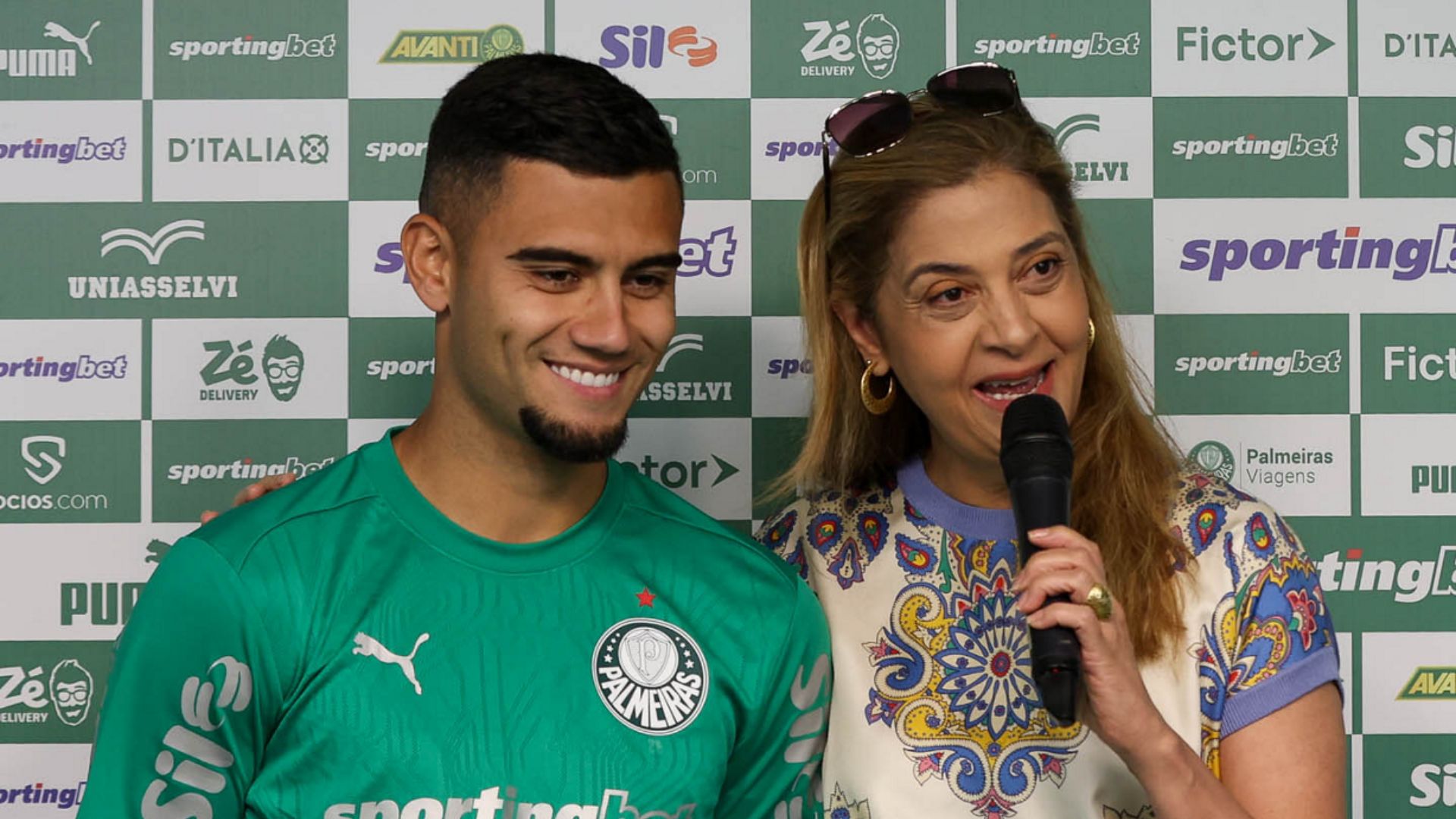 Leila sai em defesa de Andreas após pênalti perdido por Memphis