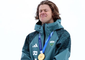 Lucas Pinheiro com medalha de ouro no peito