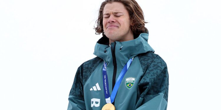 Lucas Pinheiro com medalha de ouro no peito