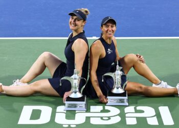 Luisa Stefani e a canadense Gabriela Dabrowski com o troféu de campeãs