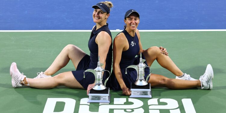 Luisa Stefani e a canadense Gabriela Dabrowski com o troféu de campeãs