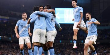 Jogadores do Manchester City comemorando gol