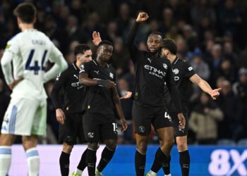Jogadores do Manchester City comemorando gol