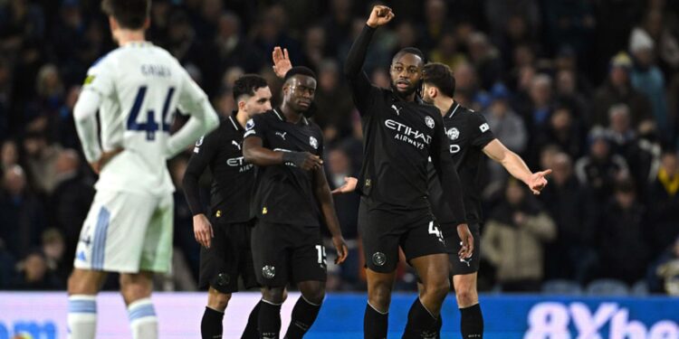 Jogadores do Manchester City comemorando gol