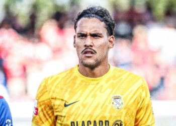 Matheus Mendes durante partida em Portugal