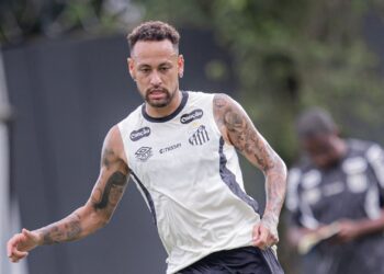 Neymar durante treino do Santos