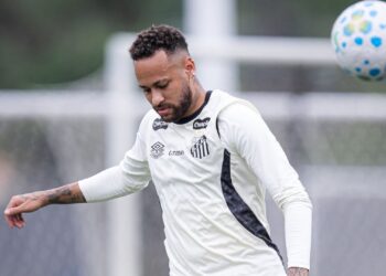 Neymar está treinando normalmente com o elenco