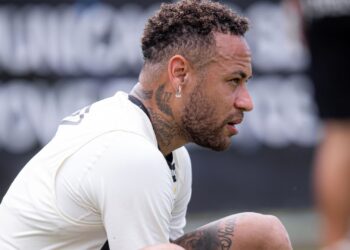 Neymar durante treino do Santos