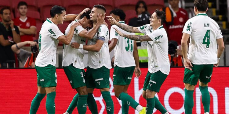 Jogadores do Palmeiras comemorando gol