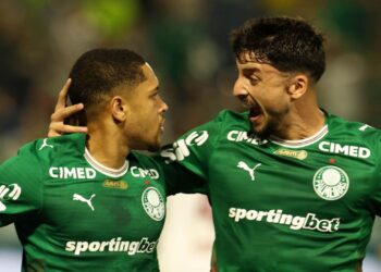 Jogadores do Palmeiras comemorando gol