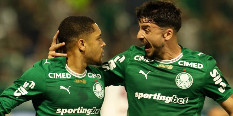 Jogadores do Palmeiras comemorando gol