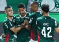 Jogadores do Palmeiras comemorando gol contra o Vitória