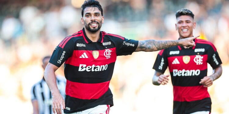 Paquetá comemorando gol pelo Flamengo